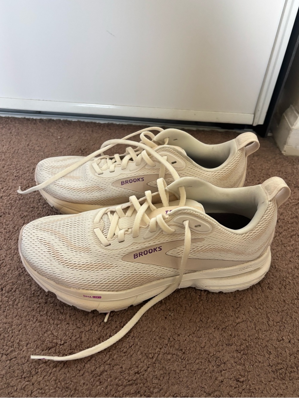 Brooks Trace 4 women’s size 8 white/pink running shoes